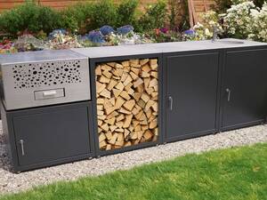 Beim Flammengrill «Culina Modularis» vereinen sich ästhetischer Genuss und geselliges Beisammensein. Neben der Grillfunktion ergänzen Schränke, Holzlager, Waschbecken und ein Kühlschrank die elegante Outdoorküche. Flammengrill AG.