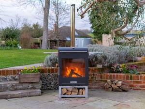 Der Gartengrill «Heat 300» ist bereits im Frühling an kälteren Abenden eine geeignete Wahl. Durch seine innovative Verbrennungstechnik grilliert er fast rauchfrei und sorgt für eine angenehme Aussenwärme. Der Kombigrill lässt sich auch als Pizza- und Backofen nutzen. Livon.