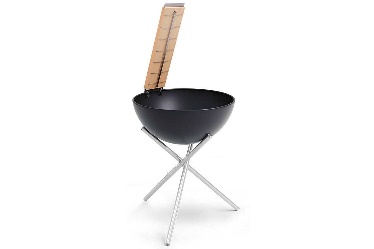 Eine innovative Idee von Höfats: Eine kulinarische Reise nach Skandinavien zu knusprig ­grilliertem Flammlachs. Auf dem Flammlachsbrett gelingt mit ein paar Zitronenscheiben und ­Kräutern ein perfektes Abendessen für Fischliebhaber. Höfats GmbH.