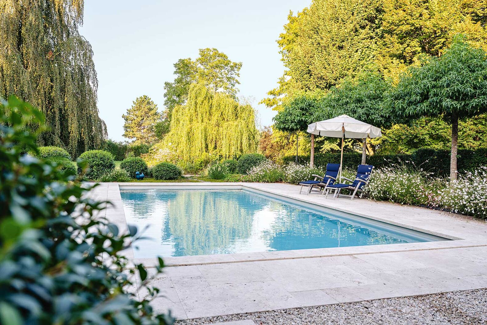 Der Garten spiegelt sich im See dank des Konzepts von Gartenarchitekt Simon Rüegg. Der rechteckige Pool, mit «ecoFINISH» beschichtet, besticht durch seine Schlichtheit. Vivell-Schwimmbadtechnik nutzt Solarthermie vom Hausdach, um die Schwimmsaison zu verlängern. www.vivell.ch