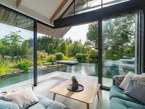 Das Wohnen am Wasser ist überall möglich: Naturpools und Schwimmteiche lassen sich individuell in Grösse und Design gestalten und überzeugen durch hautfreundliches, chlorfreies Wasser. Biotop P&P International GmbH.