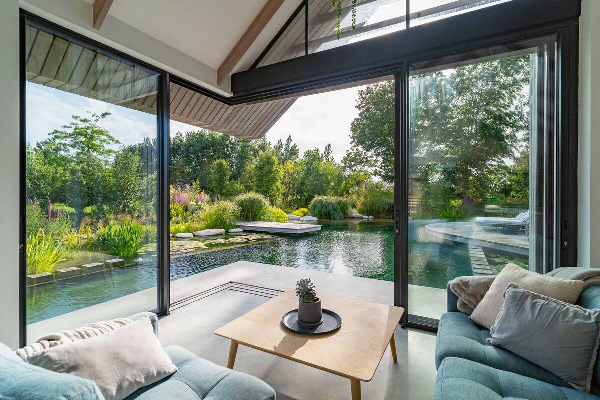 Das Wohnen am Wasser ist überall möglich: Naturpools und Schwimmteiche lassen sich individuell in Grösse und Design gestalten und überzeugen durch hautfreundliches, chlorfreies Wasser. Biotop P&P International GmbH.