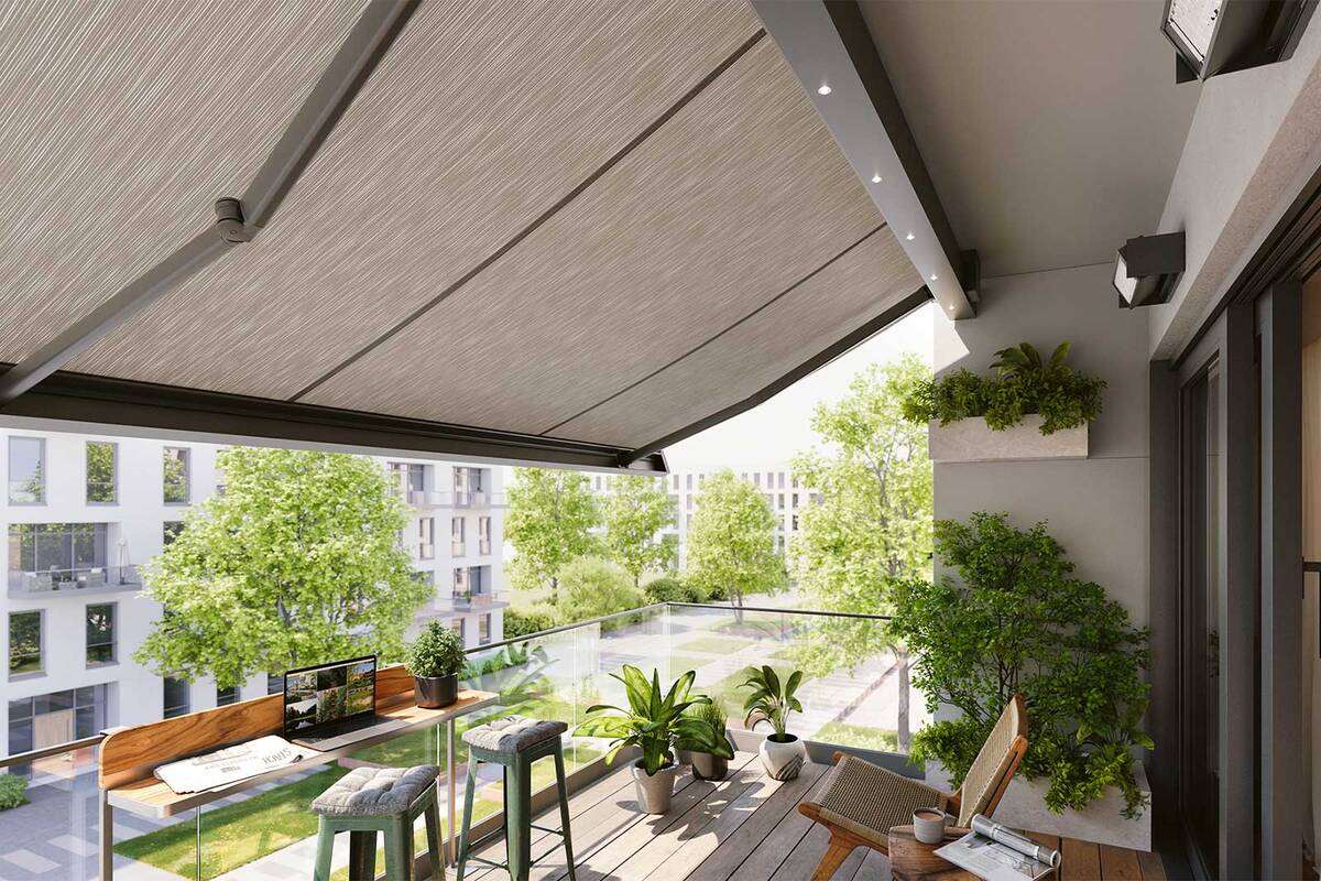 Die Kassettenmarkise «Smaila» von Griesser kommt im kubischen Design daher und ist mit einem solarbetriebenen Volant ausgestattet. Sie lässt sich besonders schnell und flexibel montieren. 2024 wurde sie mit dem German Design Award ausgezeichnet. Griesser AG.