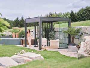 Die Pergola von Biohort wurde mit dem Red Dot Design Award ausgezeichnet. Sie besticht durch klare Linien, verstellbare Lamellen und hochwertige Materialien. Über Softub Schweiz AG.