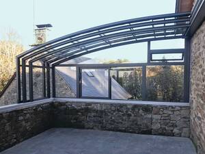 Geschützt vor Regen und Sturm, bietet die «Topas solar veranda» ganzjährig mehr Raum und zudem ein angenehmes Klima. Im Sommer können die mittleren Elemente nach aussen verschoben werden. Mit integrierter Ambiente­beleuchtung. Vöroka GmbH.