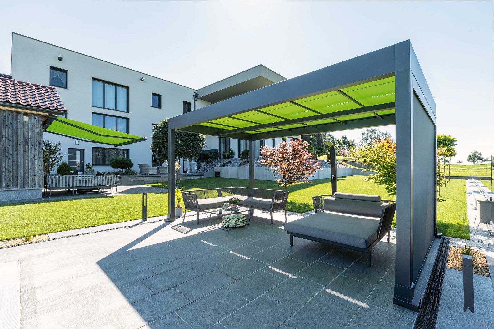 Sicht- und Sonnenschutz ganz nach Bedarf: Die Markise mit absenkbaren Seitenelementen schafft Privatsphäre. Markilux Schweiz GmbH, www.markilux.com