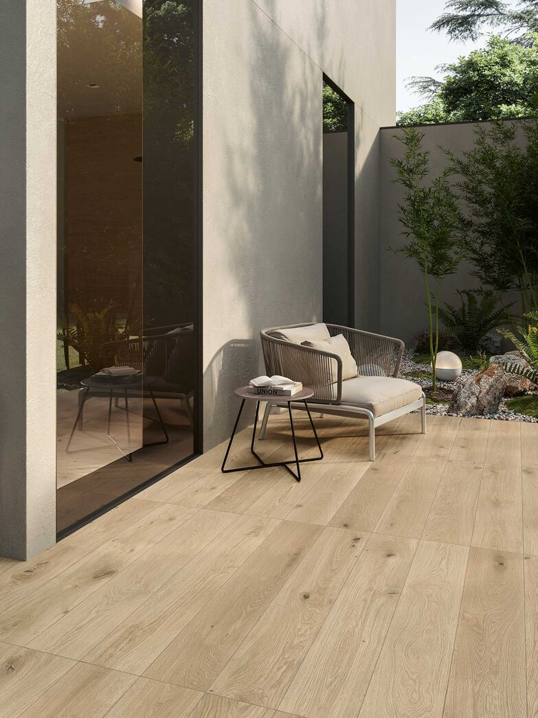 Log World: Atlas Concorde erreicht mit neuen Keramikkollektionen in Holzoptik eine neue Dimension, die ungewöhnliche stilistische Möglichkeiten eröffnet. Aus der Synergie mit dem Hersteller italienischer Naturholzprodukte ITLAS sind die beiden Kollektionen LOG und LOG Cansei entstanden, die einen Qualitätssprung in Sachen Feinsteinzeug mit Holzoptik bedeuten. In zwei grafischen Varianten, fünf Farben und sieben verschiedenen Dekoren wird Eichenholz lebendig. Im Bild in der Farbe Moon Oak, einer nussbraunen Grundfarbe mit perlfarbenen Nuancen. www.atlasconcorde.com  www.maxxpark.ch