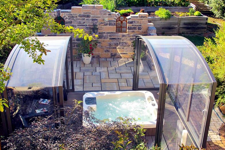 Nicht jedes Grundstück und jeder Garten bietet genügend Platz für einen grossen Pool. Umso beliebter sind Whirlpools, mit denen sich zu Hause eine kleine Wellnessoase erschaffen lässt. Mit einer zusätzlichen Poolüberdachung werden die Sonnenstrahlen selbst bei Minusgraden im Winter verstärkt nach innen geleitet, sodass es in der Poolhalle wohlig warm wird. Im Sommer können die Schiebeelemente zum Baden geöffnet bleiben.