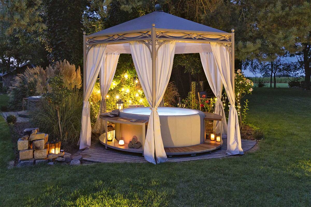Zeitlos und überraschend mobil. Der Whirlpool «Softub Poseidon X» ist sehr leicht, wodurch er schnell und flexibel umgestellt ist, je nachdem, ob man einen Wellness-Moment braucht oder Platz im Garten. Softub Schweiz AG.
