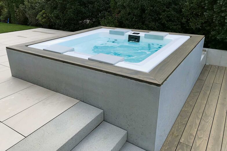 Dieser Whirlpool ist mit diversen Massagedüsen sowie einer Luftsprudel-Sitzbank ausgestattet. Die Wasseraufbereitung erfolgt mittels einer «BlueClear»-Anlage, welche mit natürlichem Kochsalz arbeitet. Das Wasser ist frisch, ohne störenden Chlorgeruch. Vivell Schwimmbadtechnik AG. www.vivell.ch