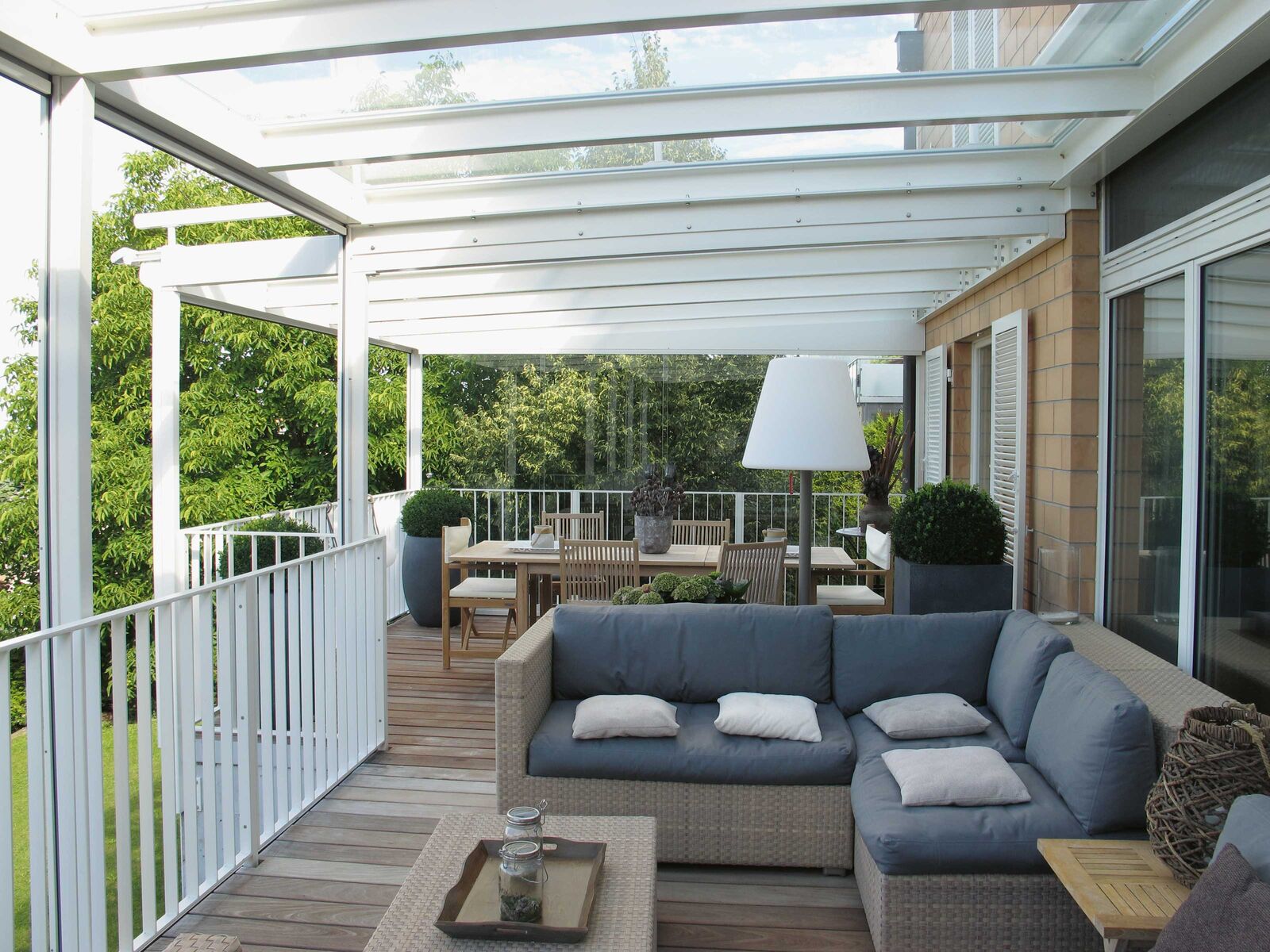Mit einem Wintergarten ist das Haus um einen attraktiven Raum erweitert.