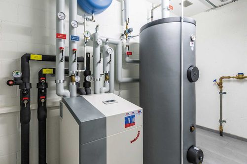 Die Wärmeversorgung erfolgt über eine vollmodulierende Sole-Wasser Wärmepumpe mit Passivkühlung via Erdsonde.
