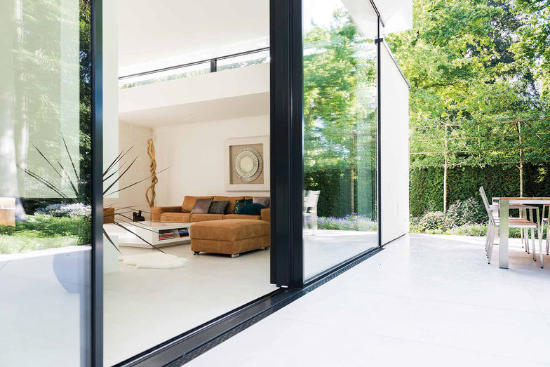 Schiebefenster «Cero III» wurde mit der Widerstandsklasse RC3 von Solarlux AG