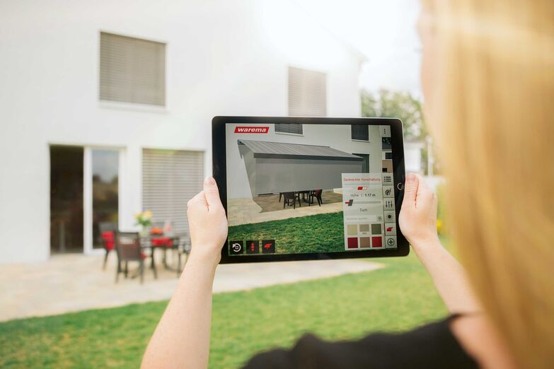 Mit einer Konfigurations-App lässt sich eine Markise realitätsnah in Form und Farbe planen. Warema, www.warema.ch
