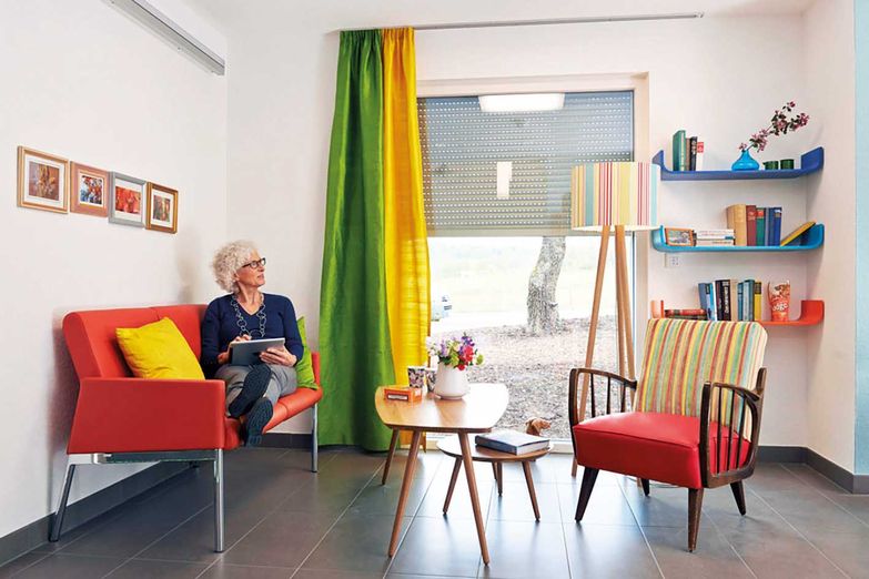 Idealerweise ergänzen sich bauliche und elektronische Massnahmen für barrierefreies Wohnen. www.lebensphasenhaus.de