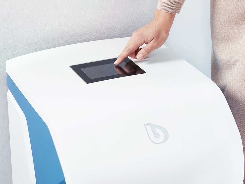 Mit Haus und Haar: Wasser ist unverzichtbar für die körperliche Hygiene und für unsere Reinigungsrituale. Doch in Sachen Wasser  gibt es noch Verbesserungspotenzial. Entsprechende Anlagen, wie von BWT, enthärten ihr Wasser zu Hause und sorgen für weichere Haut, eine bessere Aufnahme von Pflegeprodukten und glänzenderes Haar. Auch der Wohnraum profitiert von weicherem Wasser: Handtücher und Kleidung fühlen sich flauschiger an, und es gibt weniger Kalkablagerungen in Bad und Küche. BWT AQUA AG, www.bwt.com