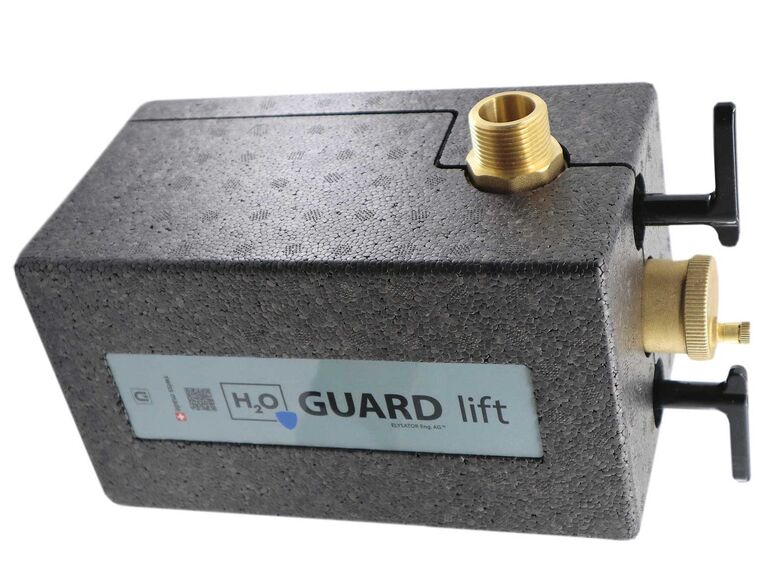 Der Wächter über Heizung und Kühlung: Um Kalk, Rost und Ablagerungen vorzubeugen, verfügt der «H2O Guard lift» über sechs Schutzfunktionen in einem Gerät: Er hebt den pH-Wert in den optimalen Bereich, bindet Sauerstoff, filtert Schwebstoffe und Mikro-Gasblasen, fängt feinste magnetische Eisenpartikel ab und schützt mit einer Opferanode vor Korrosion. So bleiben Heiz- und Kühlsysteme langfristig wirkungsvoll. Elysator AG, www.elysator.com