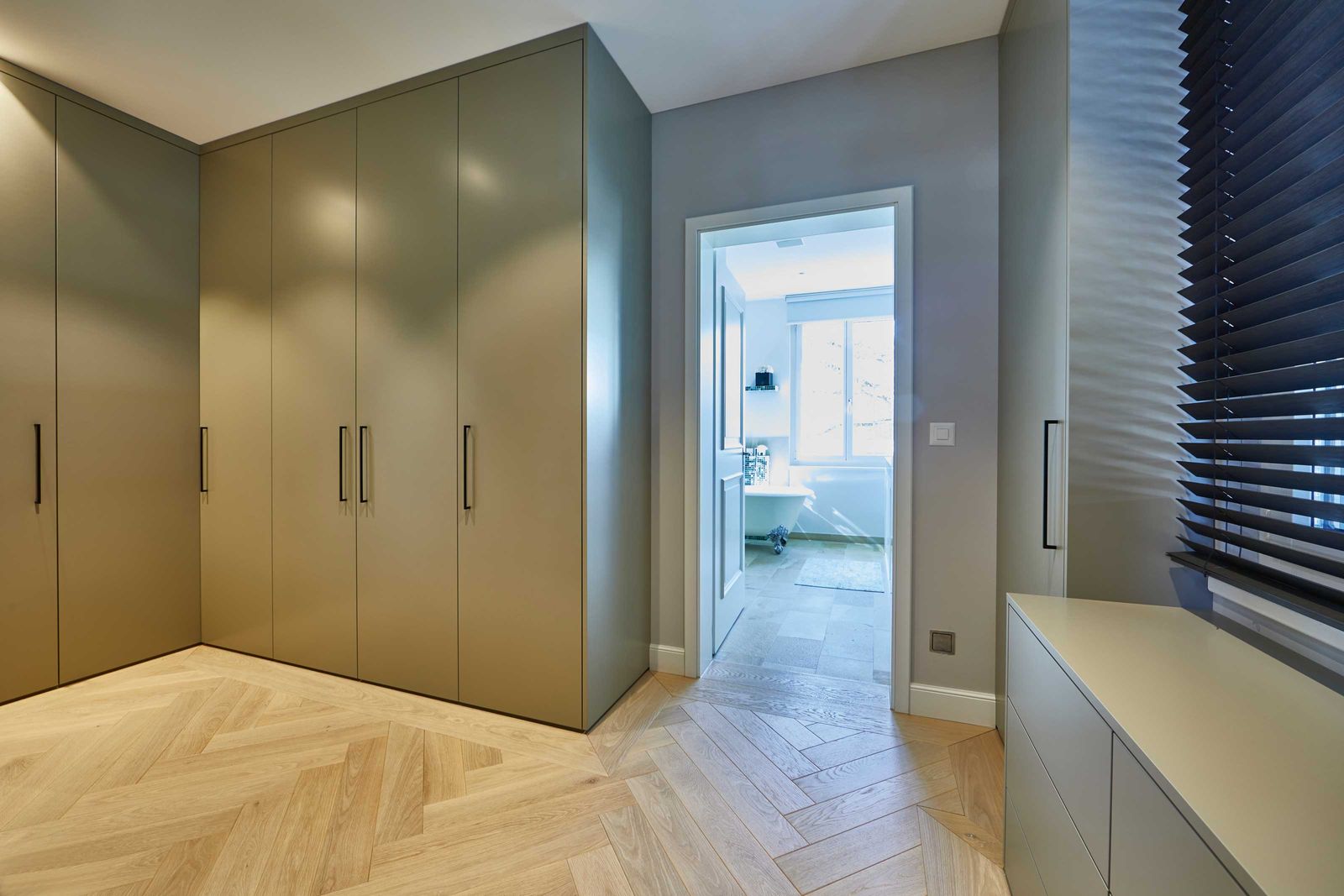 Jedes Stück hat seinen Platz. Planung der Ankleide: Go Interiors GmbH, Zürich. Ausführung: Alpnach Schränke AG, Alpnach.