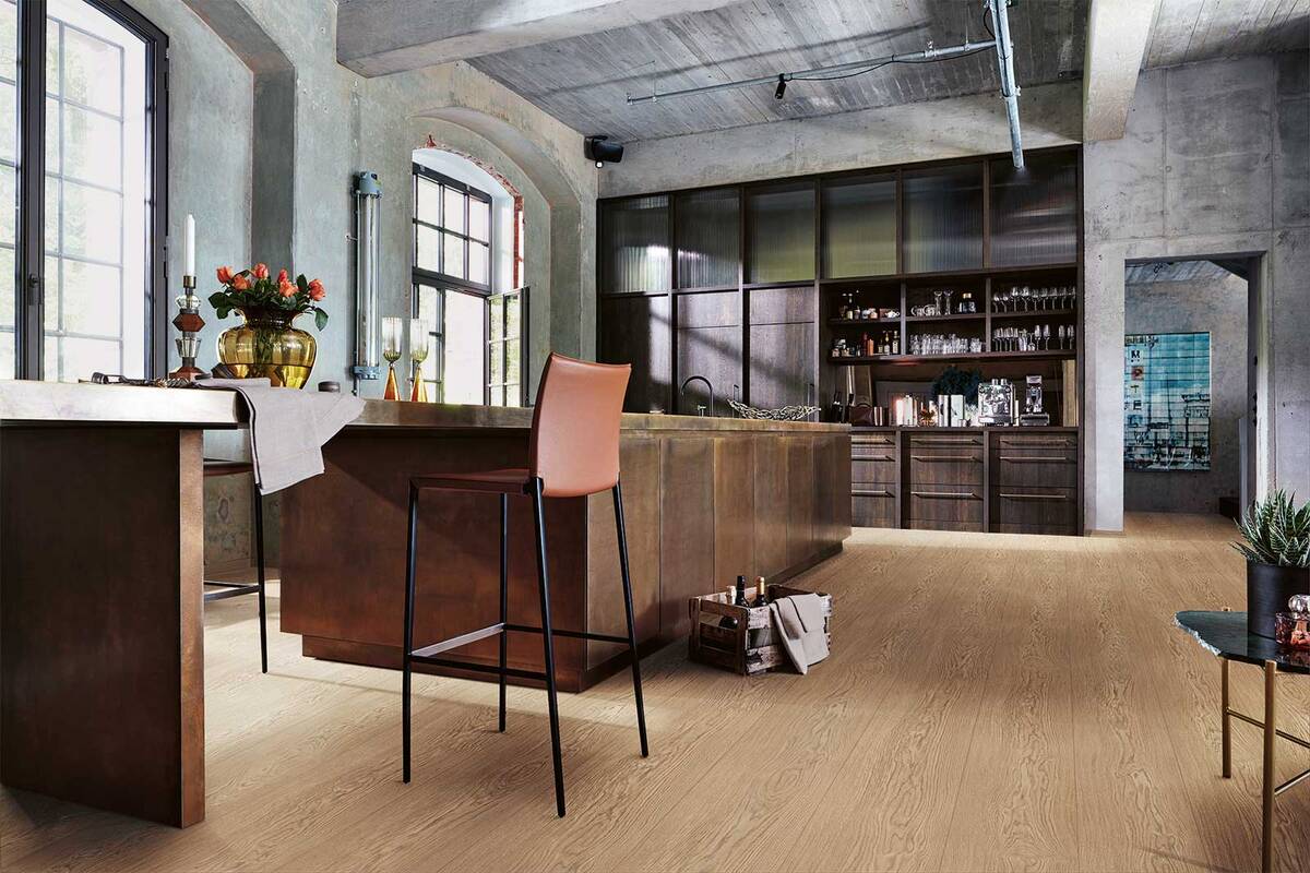 Bei diesem Boden handelt es sich um Laminat. Mit modernster Technologie werden das Aussehen und die Haptik von Echtholz sehr authentisch auf dem Laminatbelag nachempfunden. Doch anders als echtes Holzparkett sind die Böden sehr pflegeleicht, und strapazierfähig. Tomwood AG.