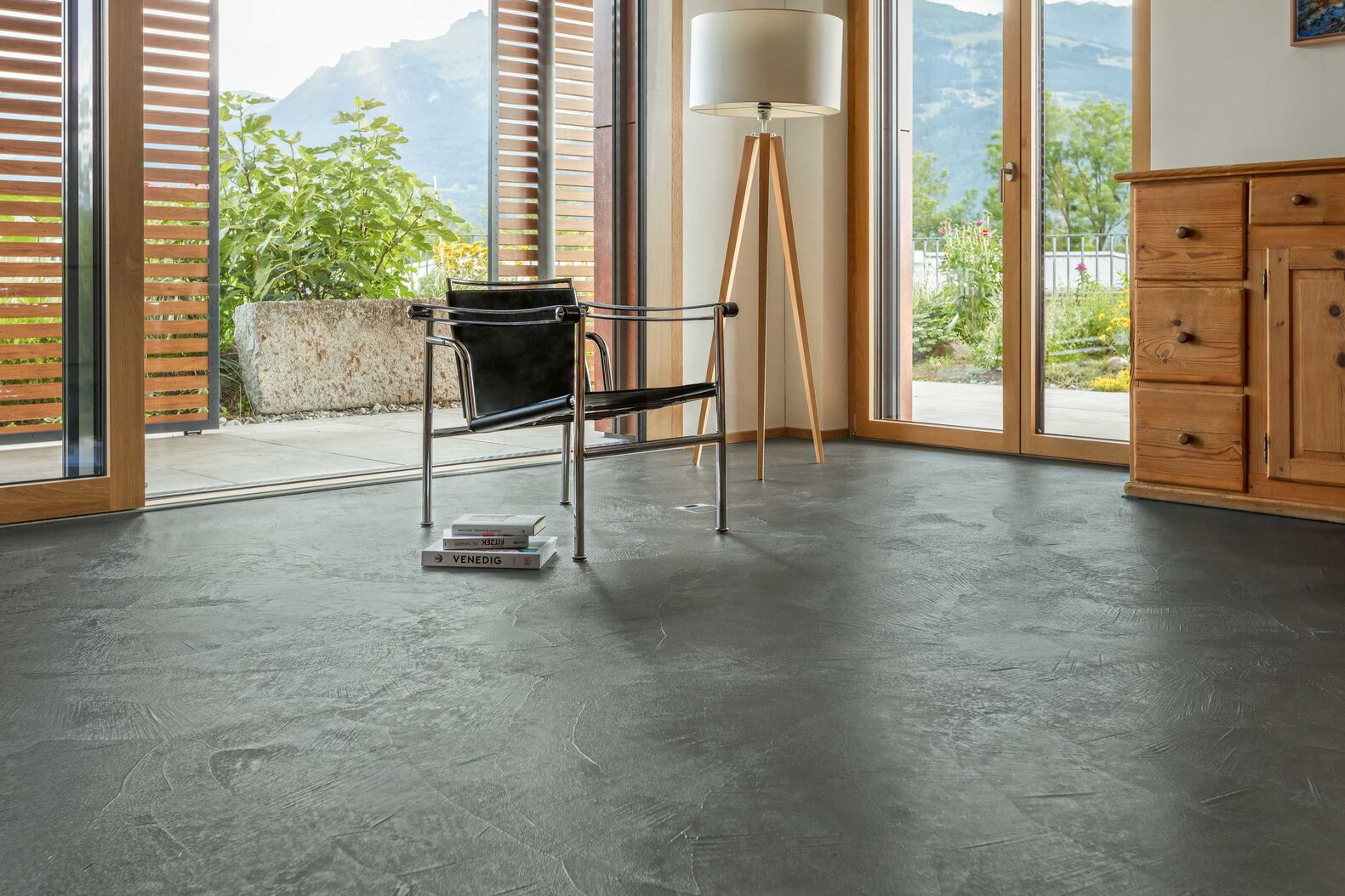 Für Böden und Treppen, Wände und Möbel: Der mineralische Feinmörtel-Belag wird fugenlos aufgetragen, in praktisch jedem gewünschten Farbton. 3K Ökobodenbeläge, www.3k-oeko.ch
