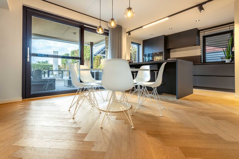 «Powerwood» ist ein besonders strapazierfähiger Echtholzbelag, der sich gut für stark frequentierte Bereiche eignet. HG Commerciale, www.hgc.ch