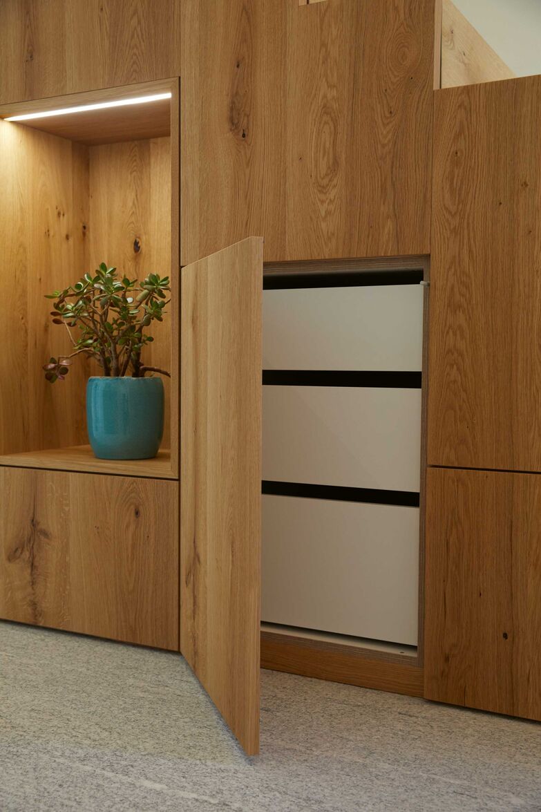 Alpnach Schränke: Einbauschrank Treppe