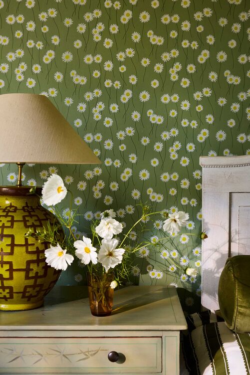Die schlichte Schönheit der Gänseblume ziert seit Jahrhunderten Textilien und Keramik. Das Design «Moon Daisies» ist von einem Fund im Oxburgh Hall inspiriert und zeigt zarte Blüten mit sonnengelben Zentren auf ineinandergreifenden Stielen.