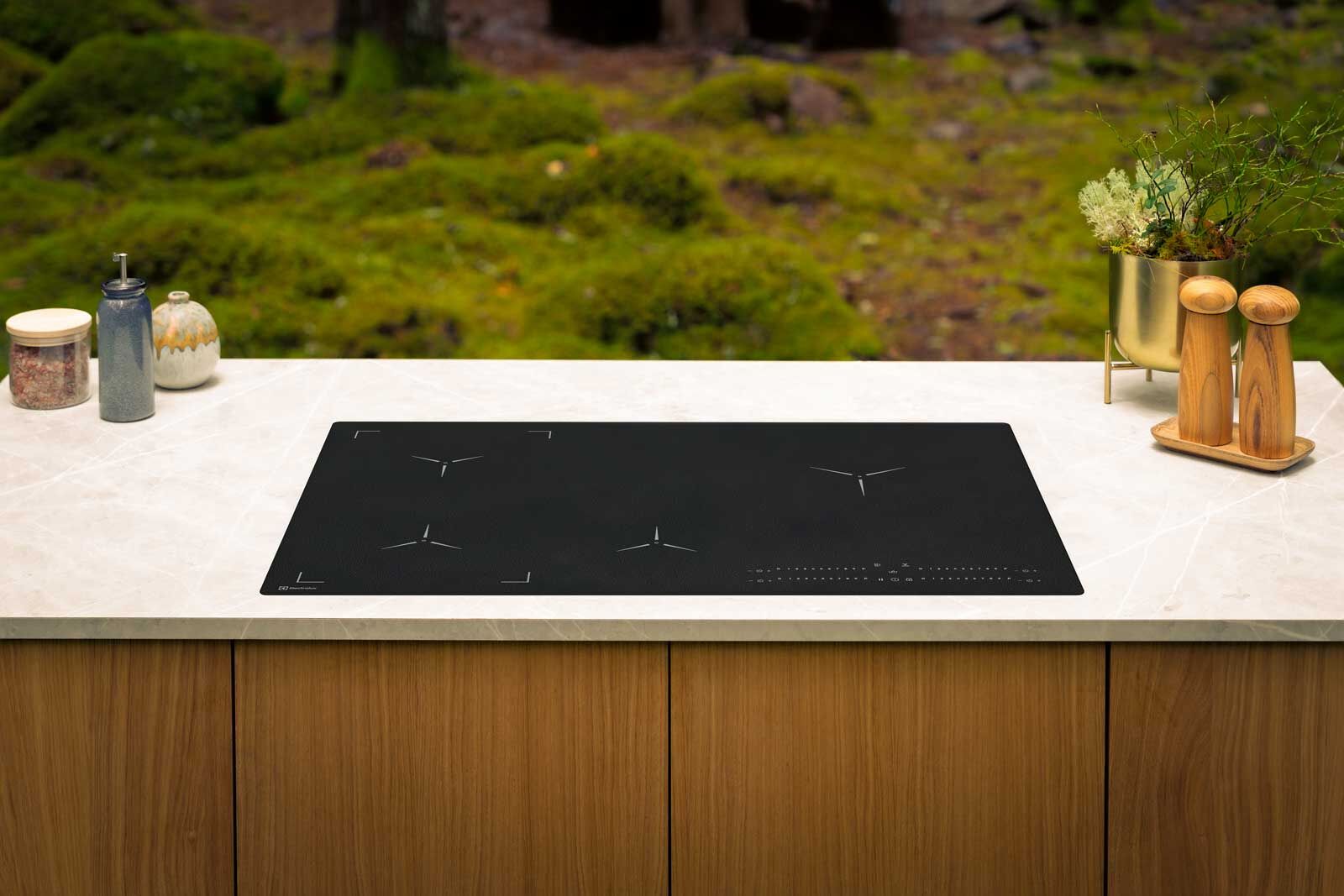 Das Induktionskochfeld «SaphirMatt» von Electrolux verfügt über eine mattschwarze, ­kratzfeste und pflegeleichte Oberfläche.