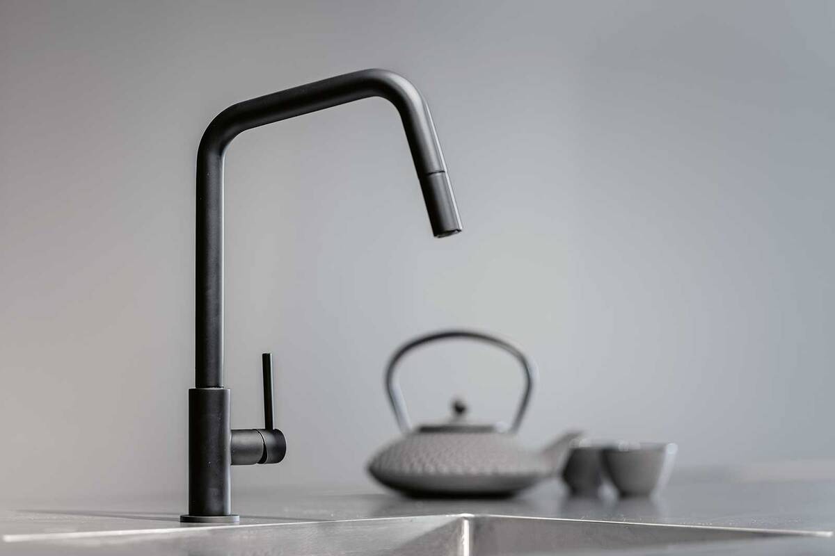 Die Küchenarmatur «Alterna amaris» vereint Eleganz und Funktionalität. Die stilvolle Mischbatterie mit speziellem Winkel ist in Chrom, Edelstahloptik und Schwarz, mit oder ohne Zugauslauf erhältlich. Sanitas Troesch.