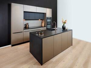 Im Mittelpunkt dieser Küche stehen modernste Ausstattung und ein aussergewöhnliches Wohnerlebnis. Eine stringente Linienführung, glatte Oberflächen und hochwertige Materialien inklusive Bronzearmaturen und Granitabdeckungen prägen das klare Design. Sabag.