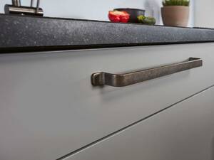 Die Besonderheiten liegen oftmals im Detail: Die kupfernen Griffe der Fronten verleihen der Küche das gewisse Extra. Foto: Studiojeker GmbH. Sabag Biel/Bienne.