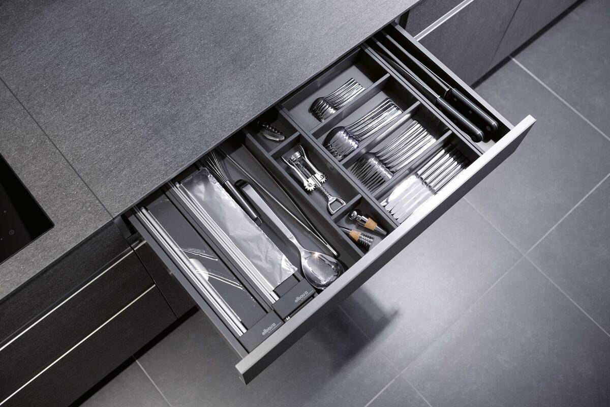 Alles am richtigen Platz: Im eigenen Kreativstudio hat Elbau ein Inneneinteilungssystem entwickelt, das auf clevere Weise für Ordnung in Schubladen sorgt. Foto: Klaus Andorfer. Elbau Küchen AG.