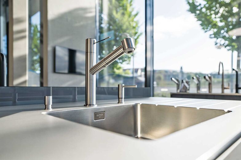 Ausstellungen in Crissier und Zürich: Die Suter Inox AG bietet in ihren Ausstellungen in Zürich und Crissier alles aus einer Hand: individuelle Massanfertigungen, Spülen und Becken, elegante und funktionale Armaturen bekannter Marken sowie moderne Haushaltsgeräte von Bora, Samsung und LG. 

Suter Inox AG, www.suter.ch