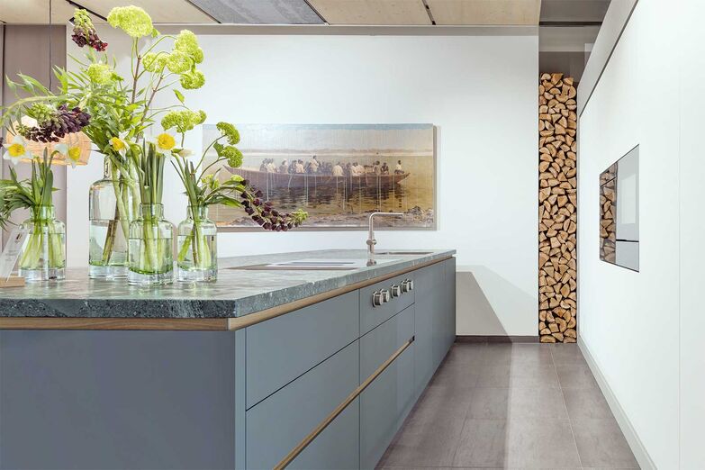 Ein Blick hinter die Kulissen: Auf rund 400 Quadratmetern erleben Besucher im Showroom in Rotkreuz hochwertige Materialien, ausgeklügelte Designlösungen und individuelle Möbelstücke. Qualität, Kreativität und Handwerkskunst stehen im Zentrum. Ein besonderes Highlight: In der Ausstellung können Besucher einen Blick in die Produktionsstätte werfen und die Herstellung der Küchen live mitverfolgen. 

Stuber Team AG, www.stuberteam.ch