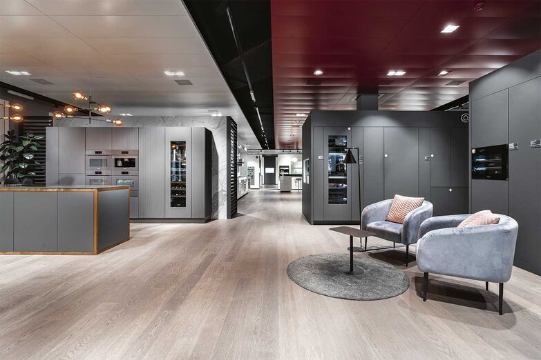 Technologie von morgen hautnah: Das Miele Experience Center in Spreitenbach ist ein modernes Ausstellungszentrum, das die gesamte Produktpalette präsentiert. Individuelle Beratungen werden angeboten, um das perfekte Gerät für den eigenen Haushalt zu finden. Bei Cooking Events können Kochbegeisterte selbst aktiv werden und die Technologie von morgen schon heute erleben und ausprobieren. 

Miele Schweiz AG, www.miele.ch