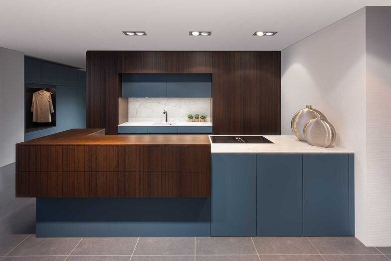 Ein Tupfer Farbe: Es muss nicht immer Schwarz und Weiss sein. Diese Showroom-Küche der Elbau Küchen AG besticht durch den geschickten Einsatz von Holz und Farbe sowie eine Ablage und ein Becken aus italienischem Naturstein. Die Küche kommt durch die raffinierte Farb-, Material- und Formkombination bei der Kücheninsel mit einer ausgeprägten Leichtigkeit daher. Die asymmetrische Rillenfront «Chilli» lässt Fugen unsichtbar wirken und betont den Charakter. 

Elbau Küchen AG, www.elbau.ch