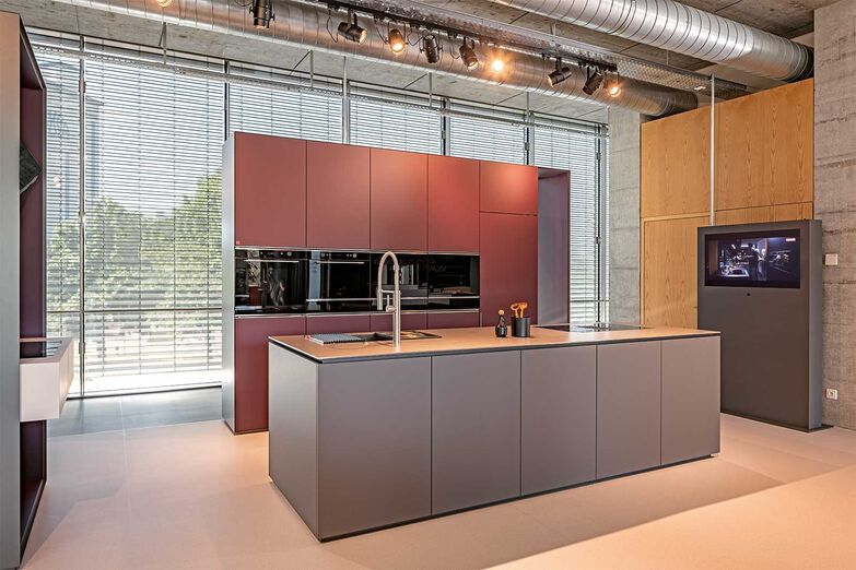 Grosse Ausstellung in Aarburg: Auf über 350 Quadratmetern präsentiert die Franke Küchentechnik AG in Aarburg ihren Besuchern unterschiedliche Produktfamilien und Materialien. Im ersten Stock haben die drei Produktfamilien «Smart», «Maris» und «Mythos» ihren Platz. 

Franke Küchentechnik AG, www.franke.com