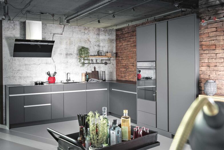 Inspirationen an verschiedenen Standorten: In den sieben Showrooms des Schweizer Küchenherstellers Veriset treffen moderne Küchendesigns und innovative Lösungen auf eine familiäre Atmosphäre. Ein kompetentes Team vor Ort erwartet die Besucher und berät diese mit Leidenschaft und Erfahrung. Die Ausstellungen werden laufend aktualisiert und bieten Inspiration für zeitgemässe Küchen, die Funktionalität und Ästhetik verbinden. 

Veriset AG, www.veriset.ch