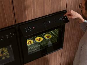 Frische Luft und freie Sicht: Der Dampfbackofen «Bora X BO» hat eine besondere Dampfabsaugung, beim Öffnen der Türe tritt kein Dampf aus. Weitere Merkmal sind das ausklappbare Touch-Display und die LED-Multilevel-Beleuchtung. Suter Inox AG.