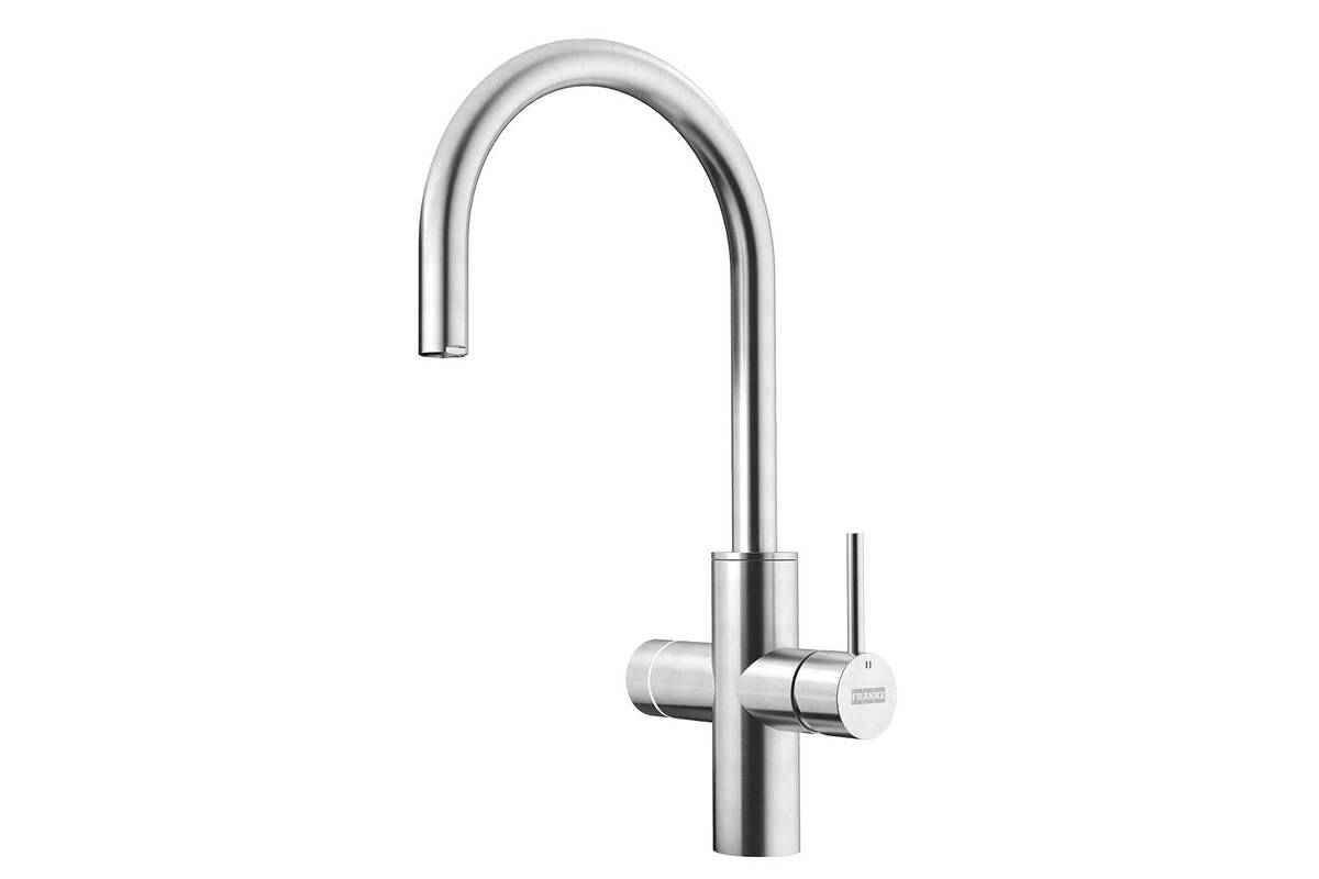 Die Multifunktionsarmatur «Mythos Water Hub» von Franke Küchentechnik liefert sofort kochendes, gekühltes, raumtemperiertes und sprudelndes Wasser – immer gefiltert und auf Knopfdruck. Franke Küchentechnik AG.