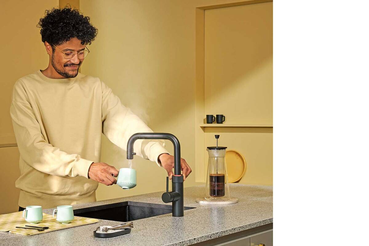 Der Wasserhahn Quooker «Flex» ist mit einem praktischen, biegsamen Zugauslauf ausgestattet und kann warmes, kaltes, kochendes und sprudelndes Wasser ausgeben. Dank dem Kochendwasser-Stopp wird kein kochendes Wasser abgegeben, wenn der Schlauch ausgezogen ist. Quooker Schweiz AG.