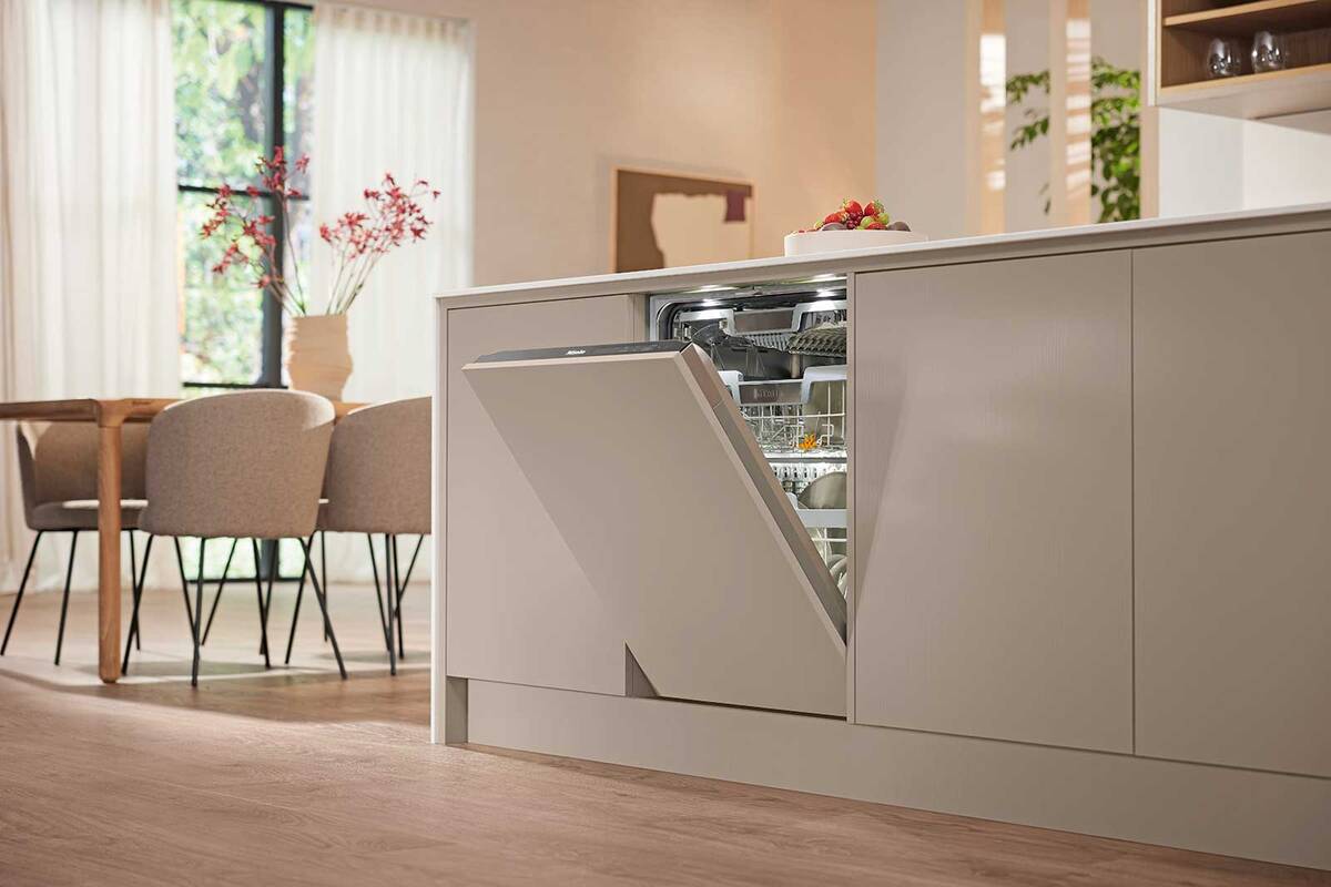 Die neuen Spülprogramme der «Generation 7000»-Geschirrspüler von Miele bieten eine hohe Nachhaltigkeit und guten Komfort. Dank neuem Korb lassen sich jetzt auch wiederverwendbare Trinkhalme und Glasflaschen optimal spülen. Miele Schweiz.