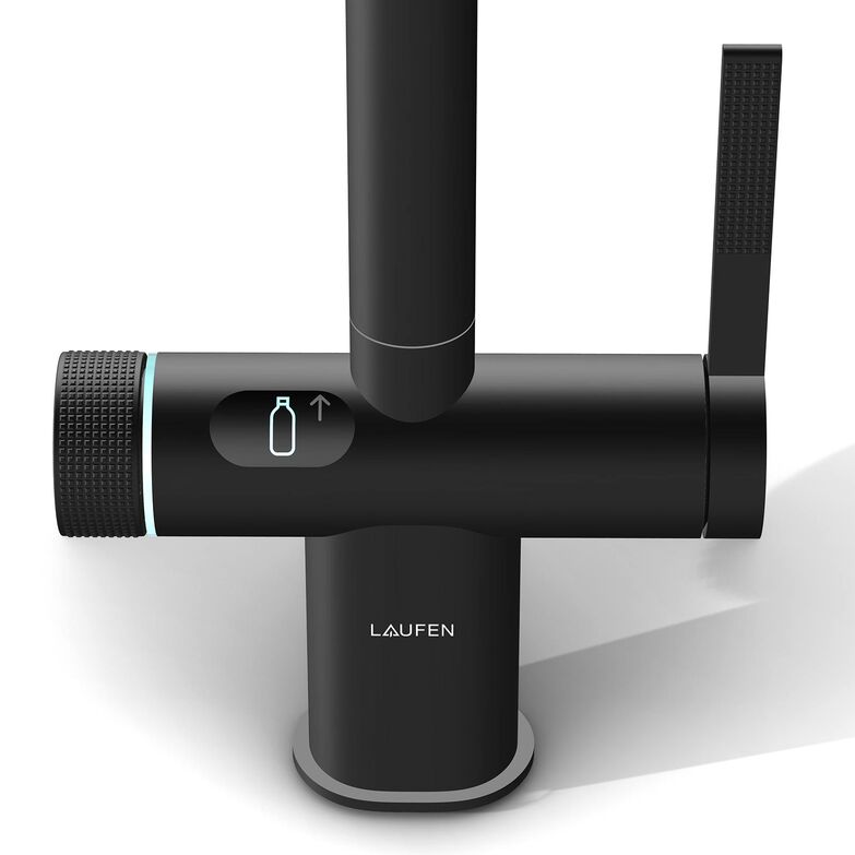 Kalt, sprudelnd, gefiltert oder kochend heiss: «Vara» liefert jede gewünschte Wasserart auf Knopfdruck. Die neueste Version «Vara Prime» überzeugt mit einem cleveren, ergonomischen Display, das sämtliche Funktionen übersichtlich darstellt. Auch Voreinstellungen ­lassen sich vom Nutzer ganz einfach anpassen und dauerhaft speichern. www.laufen.ch