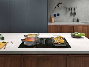 Das Induktionskochfeld «ComboFlex» mit integriertem Dunstabzug bietet maximale Flexibilität beim Kochen. Die vier Kochzonen lassen sich je nach Bedarf verbinden. Electrolux AG.
