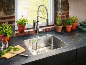Reines Trinkwasser: In der Armatur «Vital» hält eine Aktivkohle-Filtertechnologie mit patentierter Membran am Auslauf Verunreinigungen wie Mikroplastik, Rost und Medikamentenrückstände zurück. Unangenehme Gerüche werden neutralisiert, wertvolle Mineralien wie Magnesium und Kalzium bleiben erhalten. Franke Küchentechnik AG.