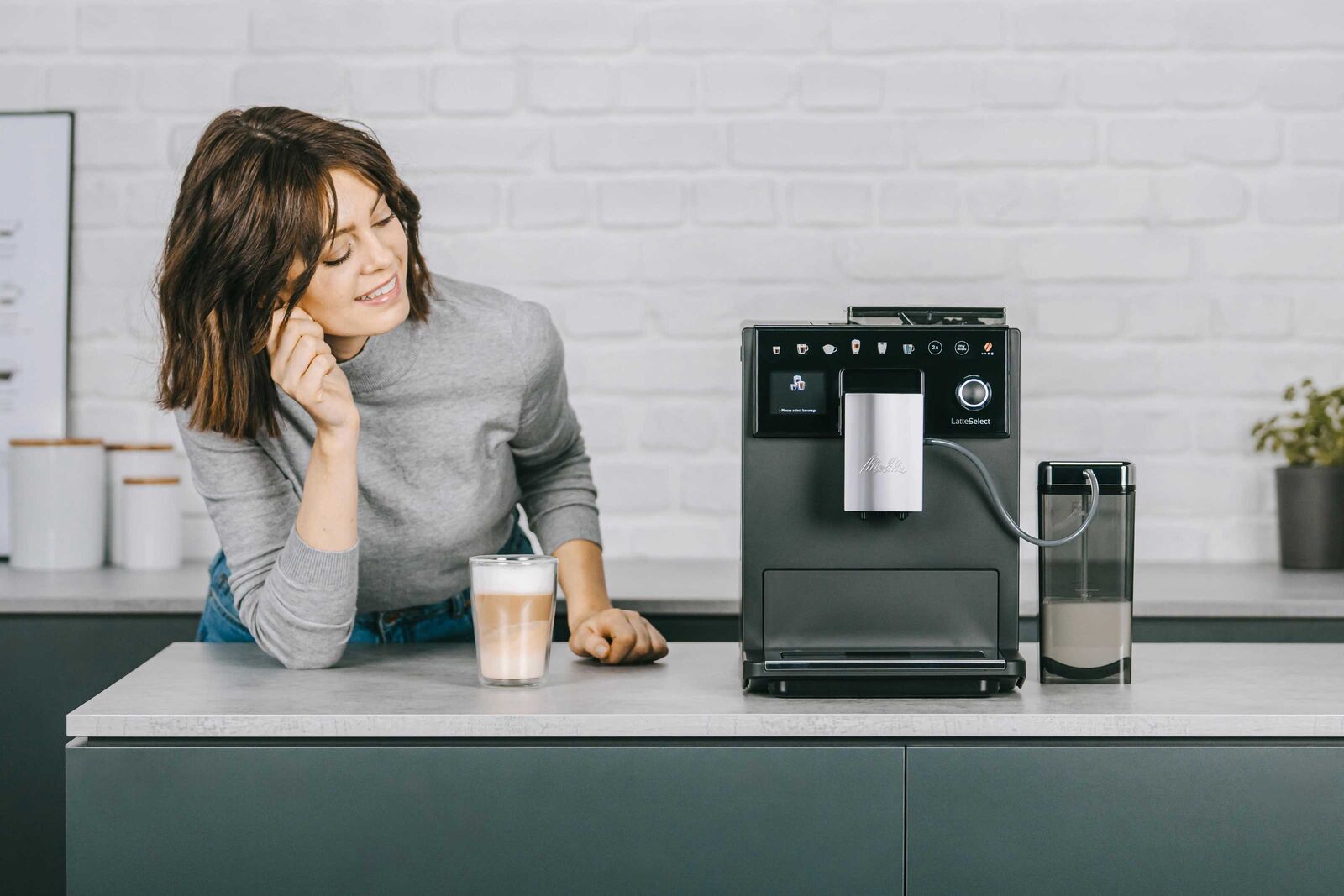 Der Kaffeevollautomat «LatteSelect» von Melitta verwöhnt auf Knopfdruck mit zwölf Kaffeevariationen und mit vier Wassertemperaturen für Tee und ist mit dem «Plus X Award» ausgezeichnet.