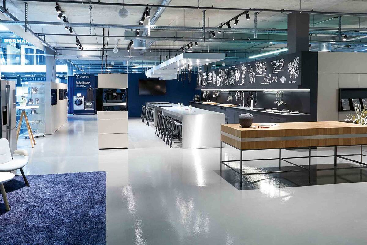 Hier kommen Sie auf den Geschmack: In den zehn sogenannten «Taste Galleries» bietet Electrolux viel mehr als nur eine persönliche Produktberatung zur Unterstützung der Kaufentscheidung. Es finden Kochkurse und kulinarische Events statt, bei denen man die Ergebnisse aus den Gerätschaften direkt testen und geniessen kann. Nach dem Kauf eines Steamers lernen die neuen Gerätebesitzer das neue Küchengerät in einer Demo von A bis Z kennen und können ihn gleich selbst testen. Besitzer von «ProfiLine»-Geräten haben im Rahmen eines kulinarischen Abends die Gelegenheit, die Geräte in Aktion zu erleben und dabei von den Profis bei der Zubereitung der Speisen zu lernen. Electrolux AG.